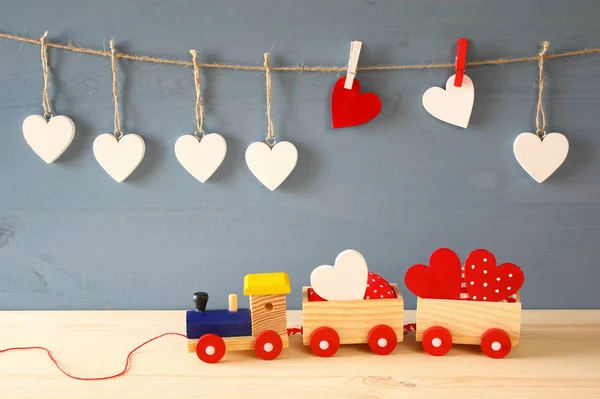 Houten speelgoed trein met hart — Stockfoto