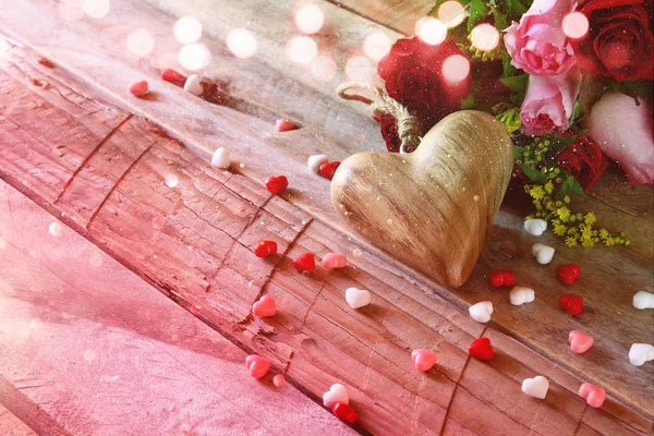Corazón y rosas sobre mesa de madera —  Fotos de Stock