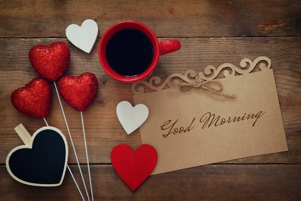 Röda hjärtan och kopp kaffe — Stockfoto