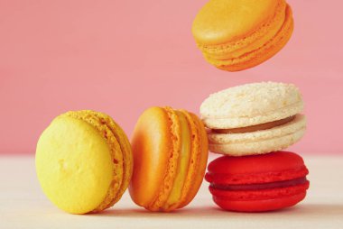 Düşen renkli macarons görüntüsünü