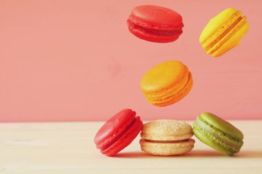 Düşen renkli macarons görüntüsünü