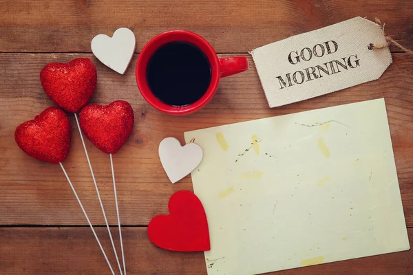 Rode harten en kopje koffie — Stockfoto