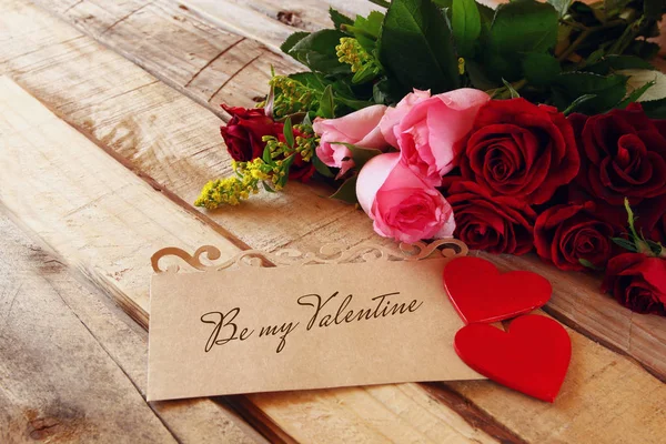 Gyönyörű csokor Rózsa mellett levelet — Stock Fotó