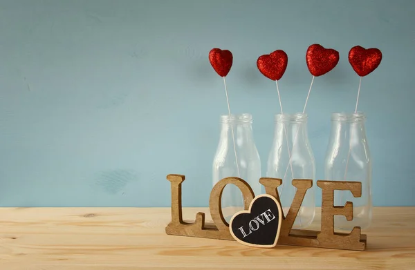 Блестящие сердца в стеклянных вазах — стоковое фото
