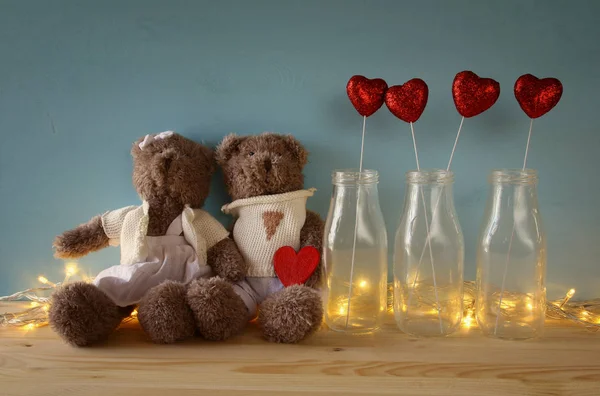 Paar leuke teddyberen houden een hart — Stockfoto