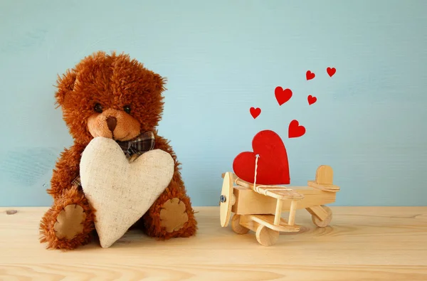 Χαριτωμένο αρκουδάκι κάθεται και κρατώντας μια καρδιά — Φωτογραφία Αρχείου
