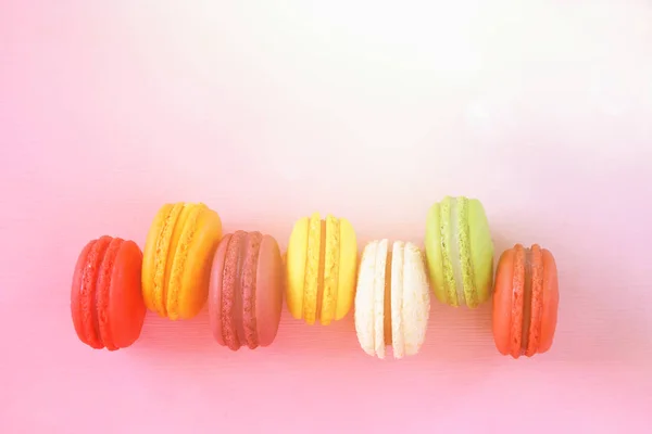 Macarons colorés sur fond rose . — Photo