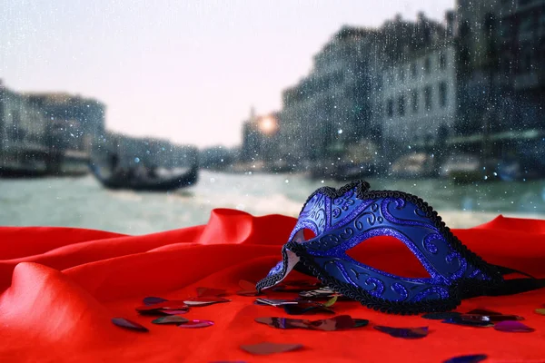 Masque vénitien sur soie rouge — Photo