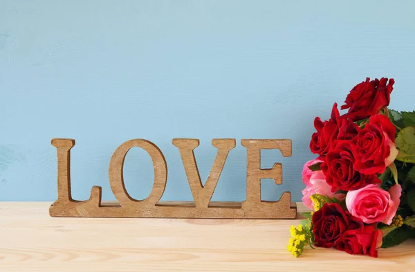 Láska z dřevěných písmen — Stock fotografie