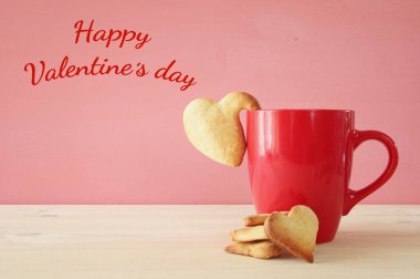 Kahve ve kalp şeklinde kurabiyeler.