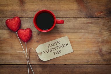 Kırmızı Kalpler ve kahve