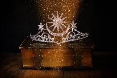 Güzel elmas Kraliçe tacı düşük anahtar görüntü