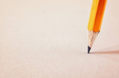 Görüntü boş beyaz kağıt üzerinde keskin kalem