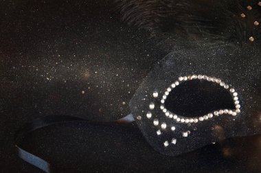 glitter arka plan üzerinde siyah palyaço