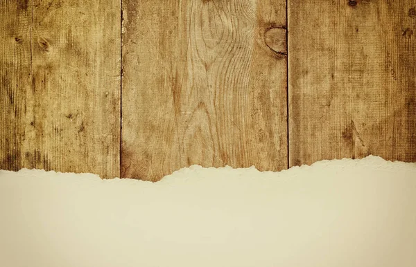 Fond de carton en bois avec du papier déchiré — Photo