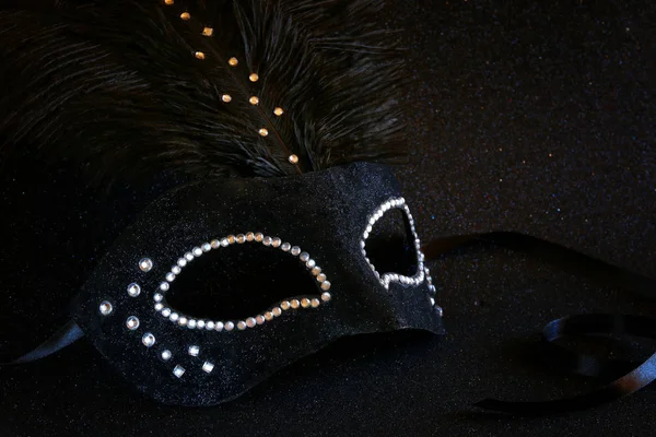 Maschera veneziana nera su sfondo glitter — Foto Stock