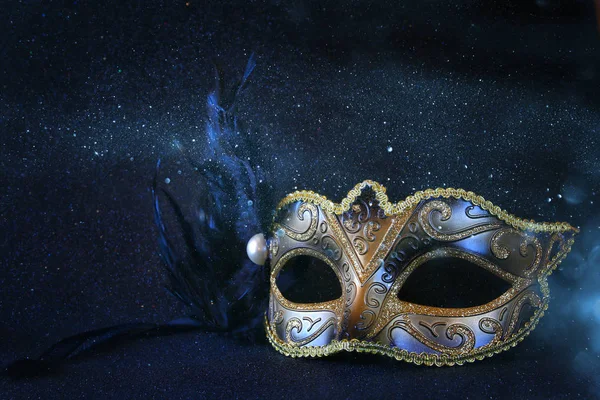 Schwarze venezianische Maske auf glitzerndem Hintergrund — Stockfoto