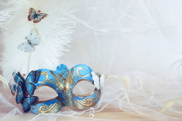 Синя венеціанська маска поруч з перлами — стокове фото