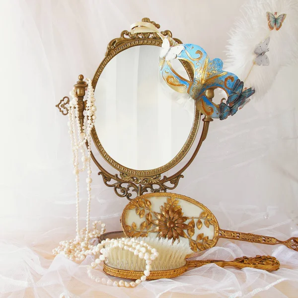 Blauwe Venetiaanse masker naast oude vintage ovaal spiegel — Stockfoto