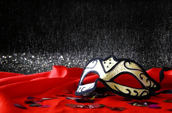 Elegant venetian mask on red silk — Stock Photo, Image