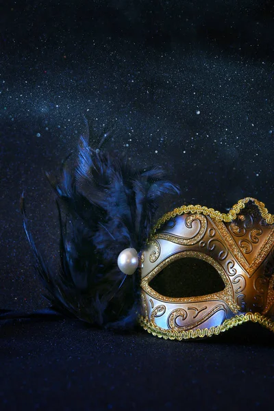 Bild der schwarzen eleganten venezianischen Maske auf glitzerndem Hintergrund — Stockfoto