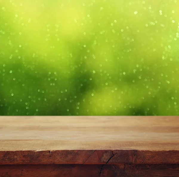 Prázdná tabulka před zelený glitter pozadí — Stock fotografie
