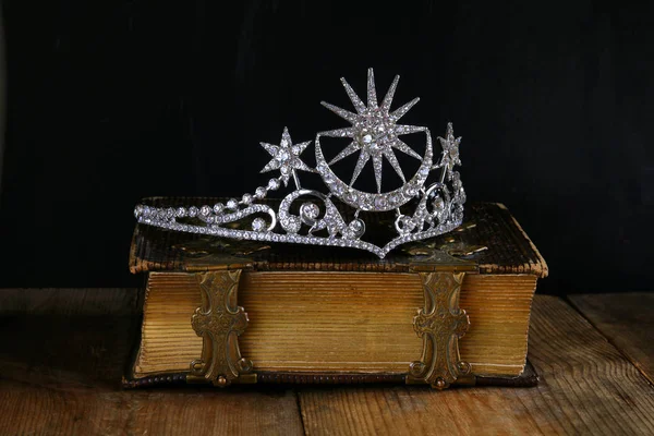 Imagen de llave baja de hermosa corona de la reina del diamante — Foto de Stock