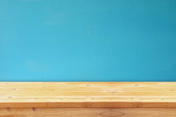 Prázdný stůl před modré dřevěné pozadí — Stock fotografie