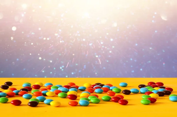 Glitter arka plan önünde şekerler ile parti tablo — Stok fotoğraf
