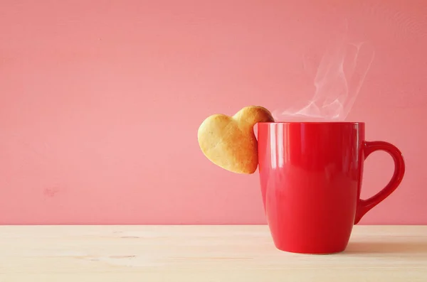 Φλιτζάνι του καφέ και την καρδιά σχήμα cookies — Φωτογραφία Αρχείου