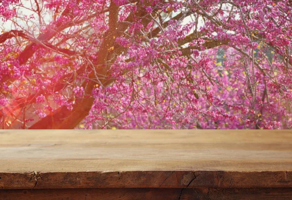Dřevěný stůl před jarní cherry tree — Stock fotografie