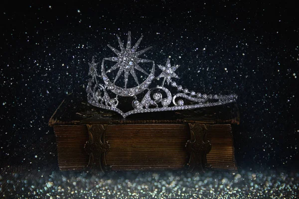 Imagen de llave baja de hermosa corona de la reina del diamante — Foto de Stock