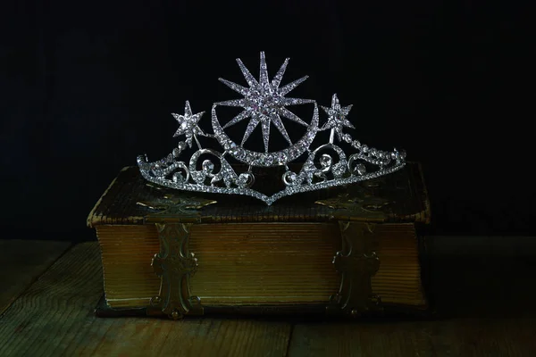 Chave baixa de bela coroa rainha diamante — Fotografia de Stock