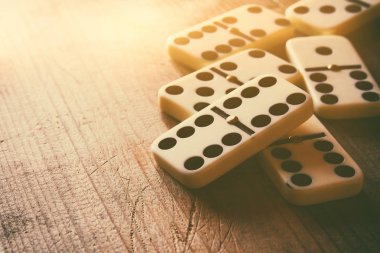 Beyaz domino taşları. İcra ve risk denetim kavramı