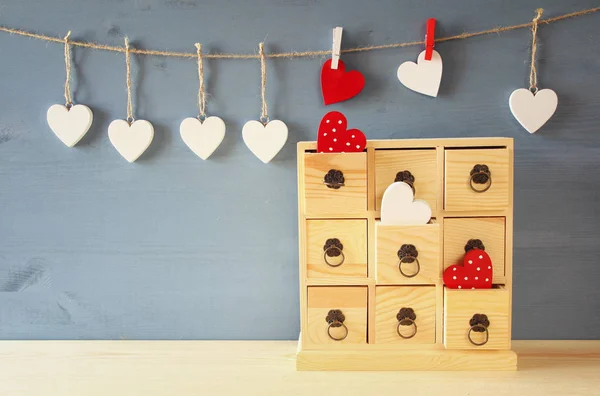 Drewniana komoda z szufladami i serca — Zdjęcie stockowe