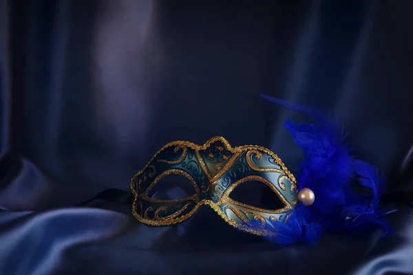 Eleganckiej weneckiej masce na niebieskim tle jedwabiu — Zdjęcie stockowe