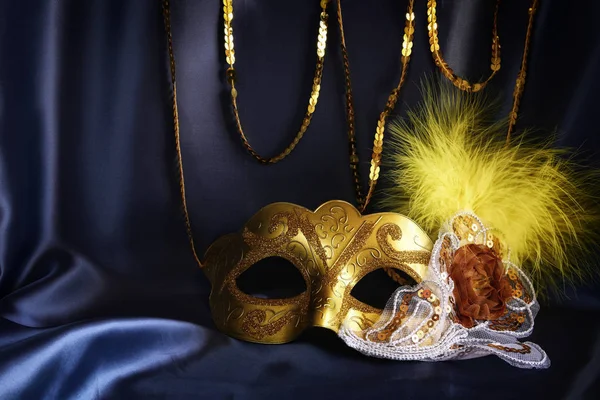 Венецианская маска на голубой ткани — стоковое фото