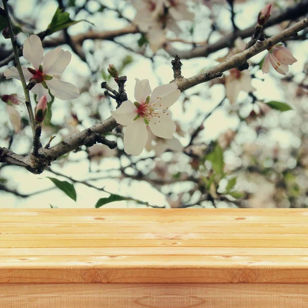 Mesa de madera frente al cerezo de primavera —  Fotos de Stock