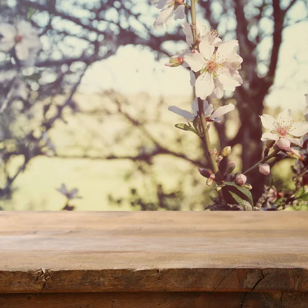 Dřevěný rustikální stůl před jarní cherry tree — Stock fotografie