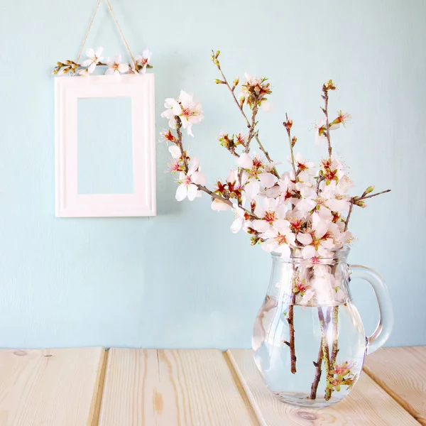 Ramas con flores en jarra de vidrio — Foto de Stock