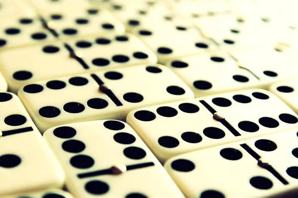 Fehér domino blokkok. ügyvezető és kockázat ellenőrzés fogalma — Stock Fotó