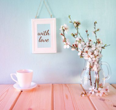 bahar beyaz çiçekleri yanında kahve