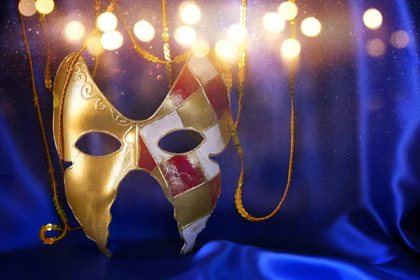 Gouden Venetiaanse masker op blauwe zijde achtergrond — Stockfoto