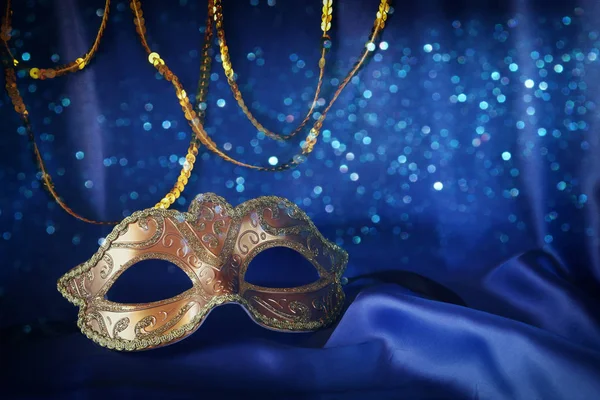 Venezianische Goldmaske auf blauem Seidenhintergrund — Stockfoto