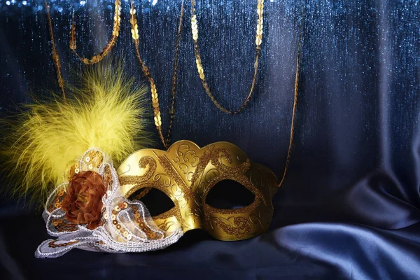 Złota Maska wenecka na niebieskim tle jedwabiu — Zdjęcie stockowe
