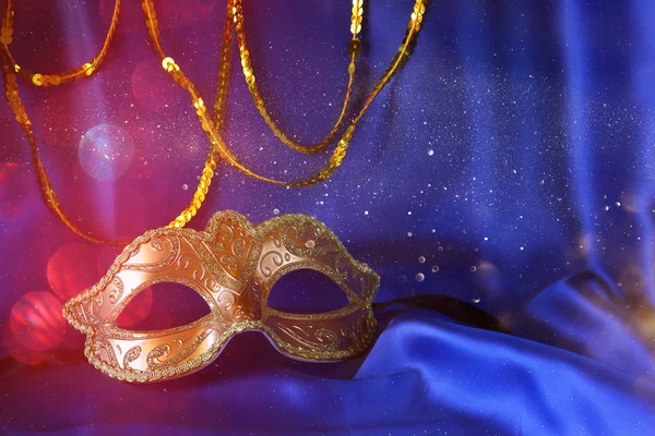 Venezianische Goldmaske auf blauem Seidenhintergrund — Stockfoto