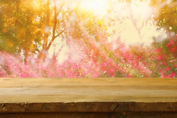 Mesa vacía frente a flores de campo hermosas primavera —  Fotos de Stock