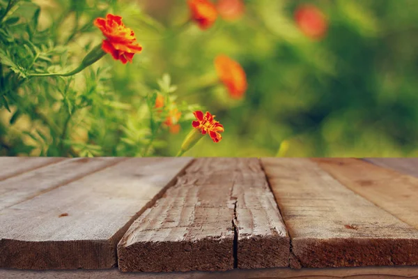 Prázdná tabulka před jarní květiny krásné pole — Stock fotografie