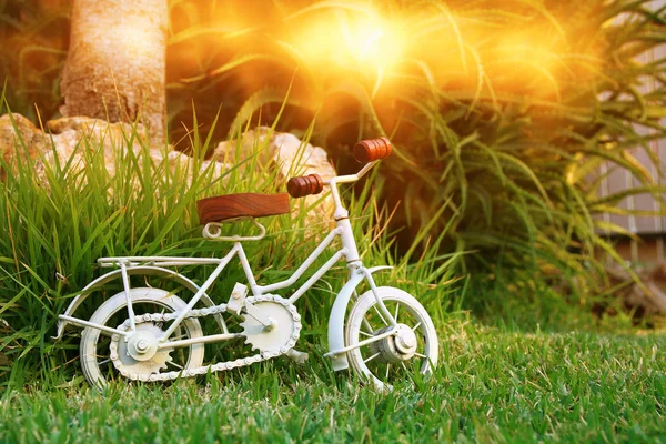 Oldtimer-Fahrrad-Miniaturspielzeug wartet draußen — Stockfoto