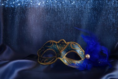 Mavi ipek zemin üzerine zarif Venedik Maske